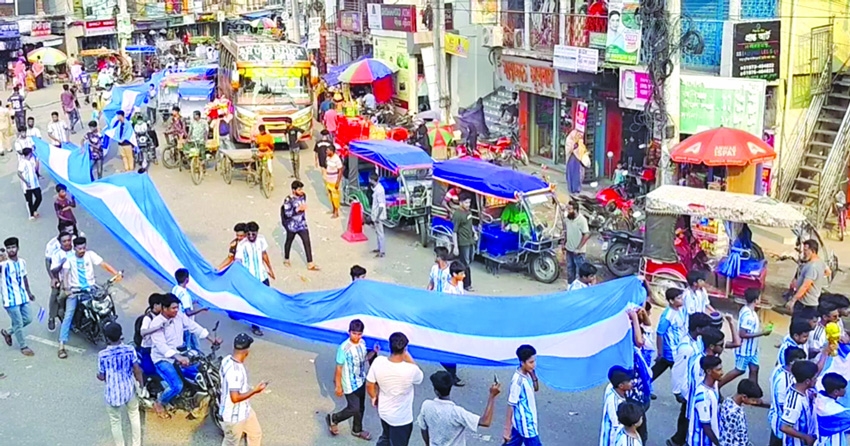 2,000 feet Argentina flag draws massive crowd in Chuadanga