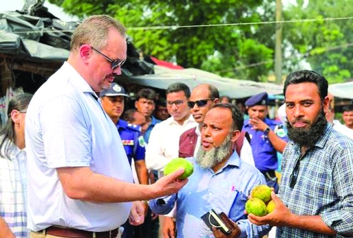 US ambassador visits Rajshahi mango market, highlights export potential