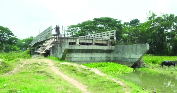 Five years on, unfinished bridge leaves Patuakhali residents stranded