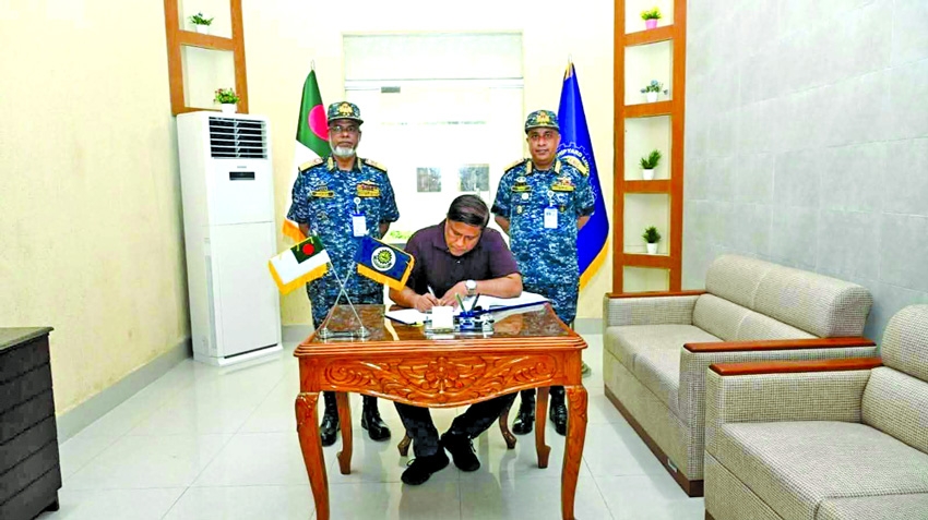 Defence Adviser inspects Khulna Shipyard