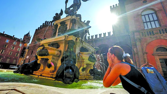 Europe swelters under heatwave, prompting crisis talks in France