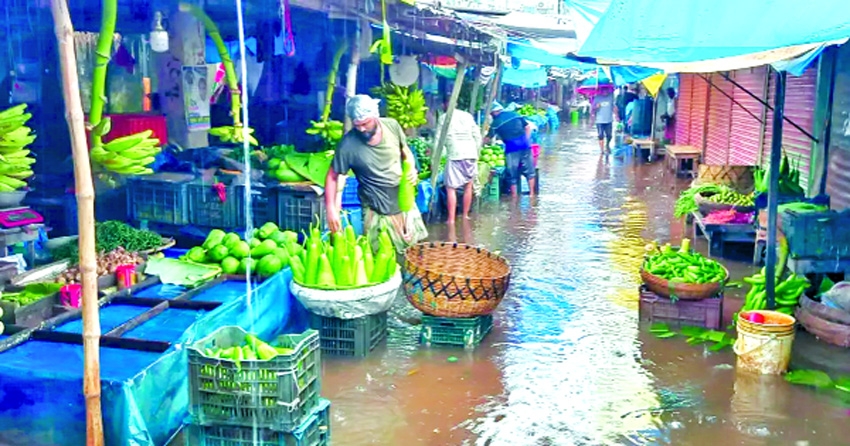 Rain causes waterlogging in Bagerhat, low-income people suffer