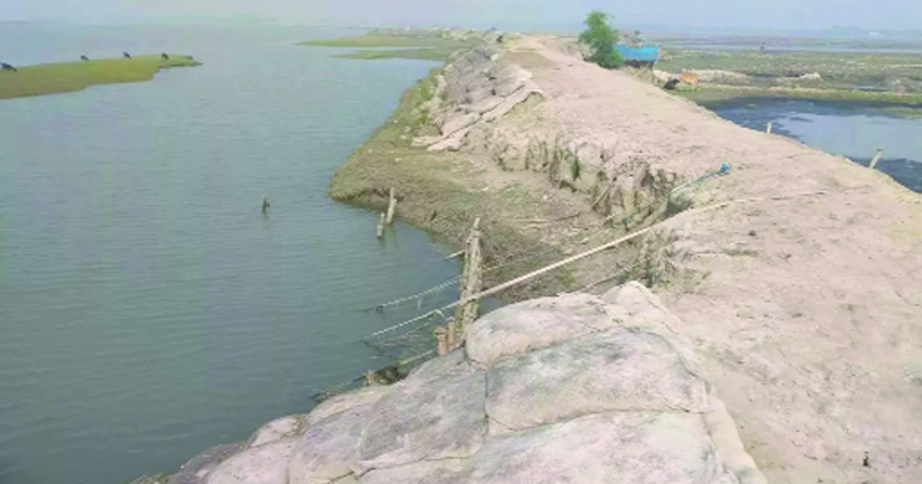 Embankments in Khulna's Batiaghata face breach risk amid rising water levels