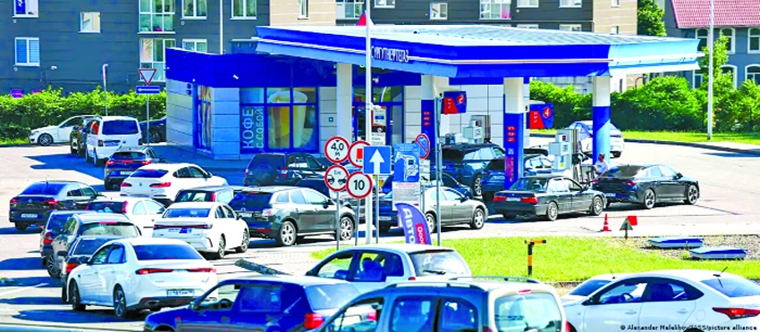 Gas queues grow as Ukraine targets Russia's fuel supply