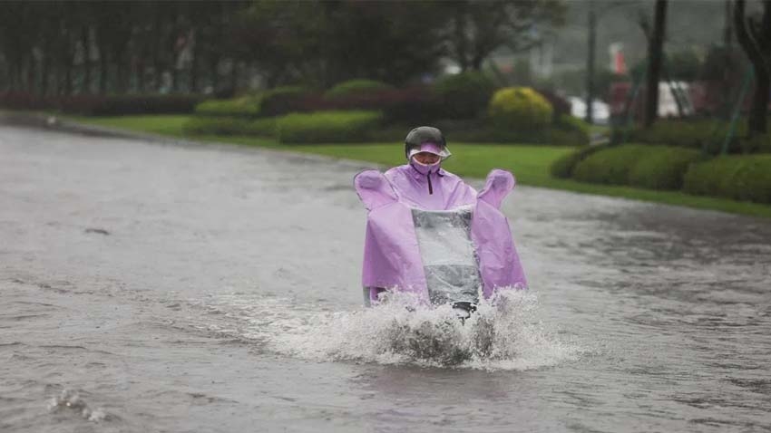 Heavy floods submerge roads, vehicles in northern China