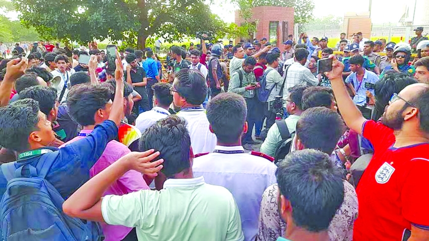 Students march outside JS, demand Milon's resignation