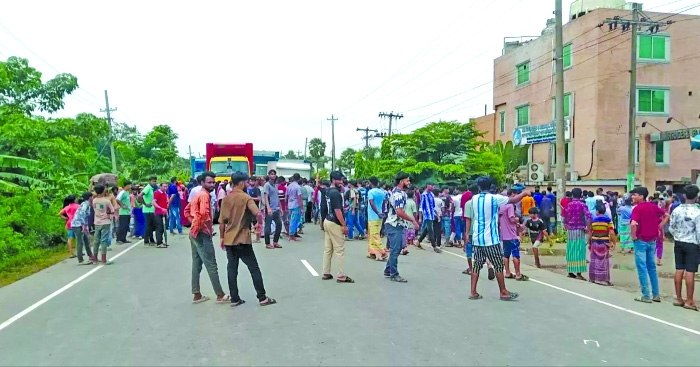 Factory workers block highway in Cumilla, seek wage increase