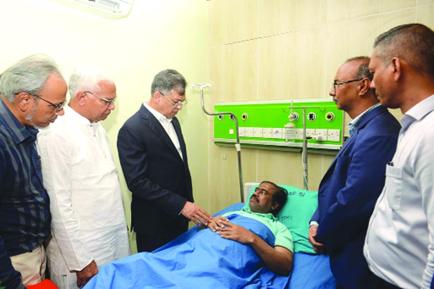 Two ministers visit injured physician Asad at DMCH