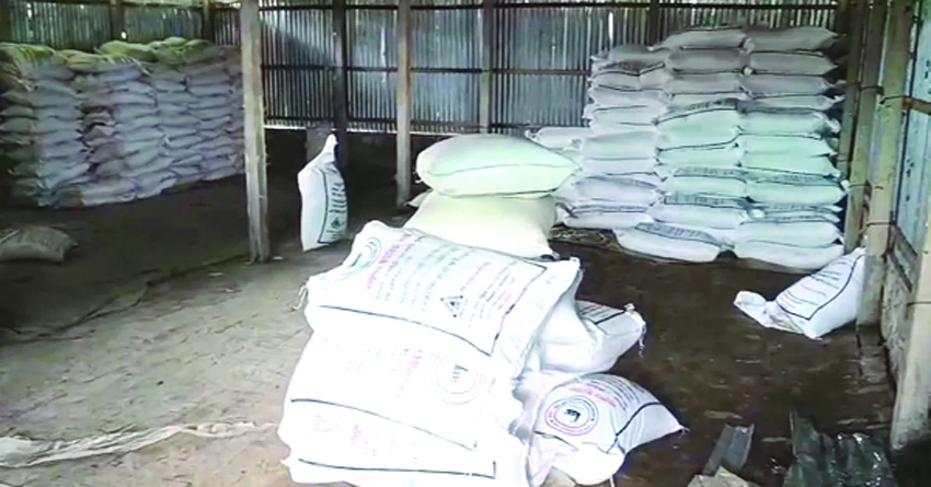 Farmers take away 197 sacks of urea amid crisis in Kurigram