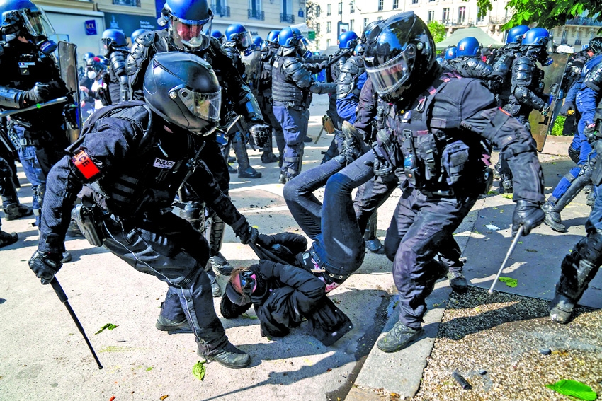 French Police Faces Criticism for Frequently Raiding Migrants' Households