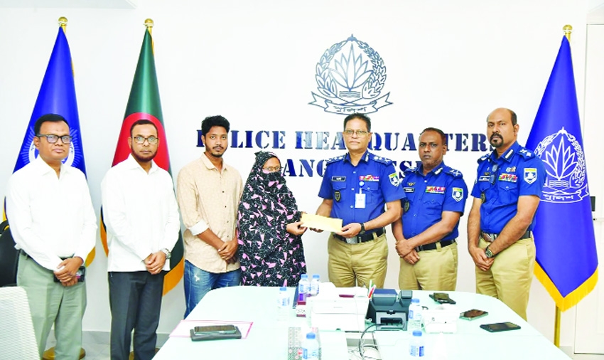 IGP provides financial aid to family of  slain SI Altaf