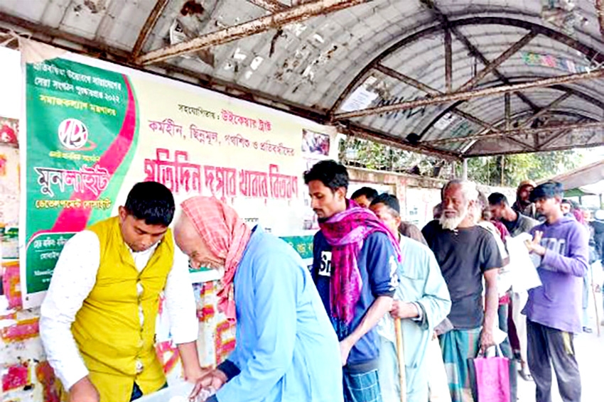 Feeding the unfed by Moonlight Development Society in Bogura 