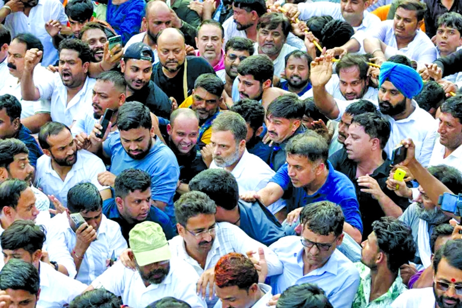 Indian opposition defies lockdown
