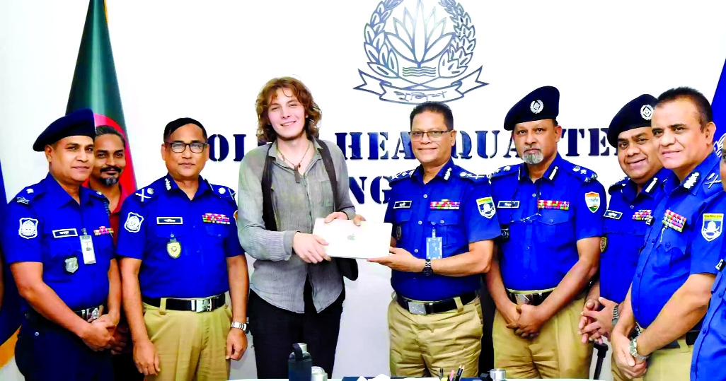 Bravo, Bangladesh Police!German tourist gets back stolen laptop