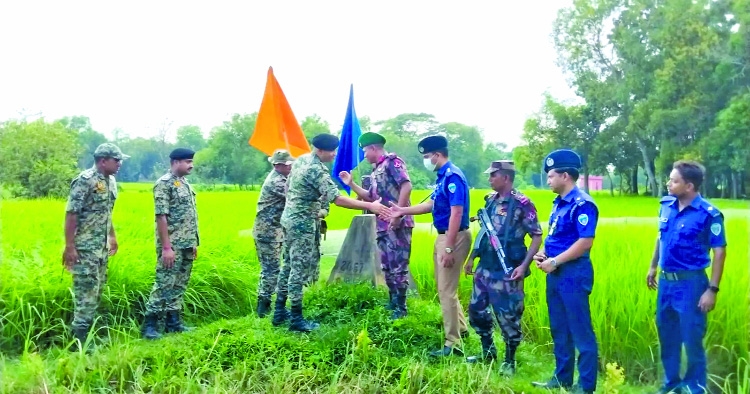 BSF hands over two Bangladesh policemen  to BGB