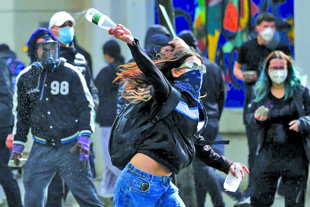 Albanian youths clash with police for third day