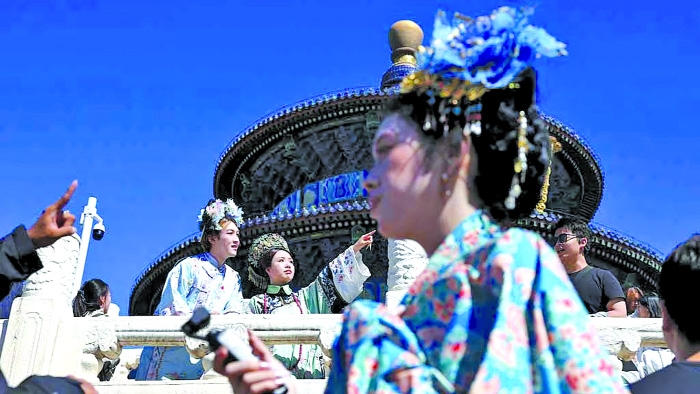 Chinese tourists pay to experience 'disasters'