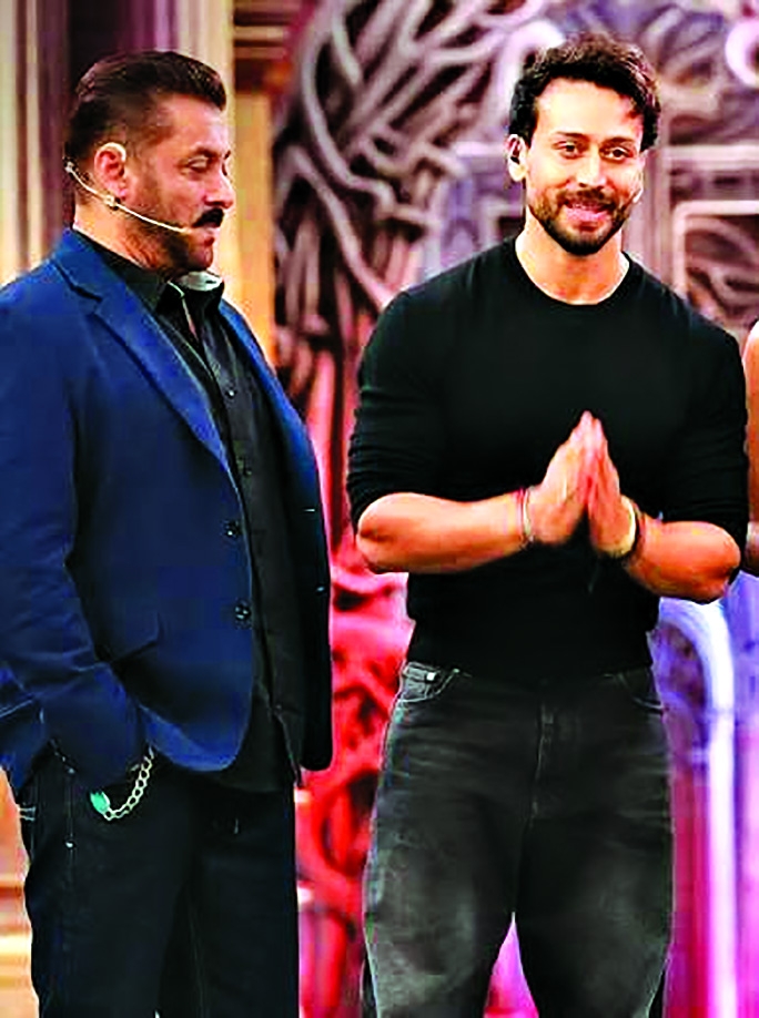 Salman Khan makes first appearance after the attack on Tiger Shroff