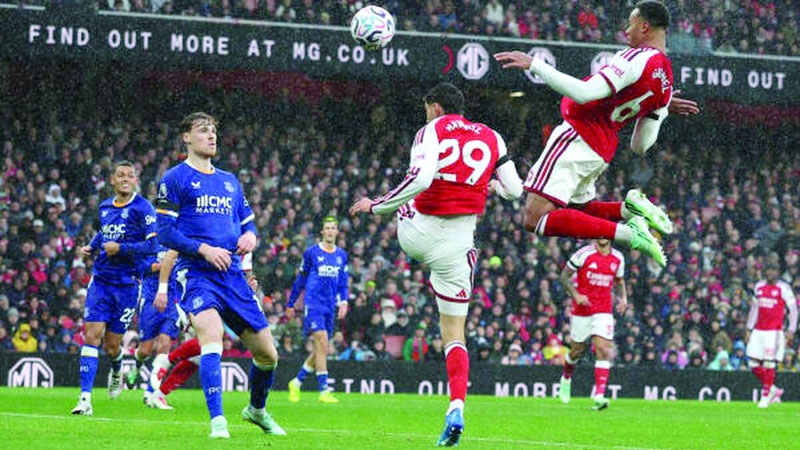 Arsenal sink Everton to join Man City at Premier League summit