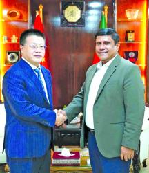 Yao Wen calls on Defence Adviser Shamsul Islam