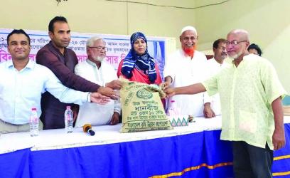 Madhupur farmers get free fertilizers, seeds