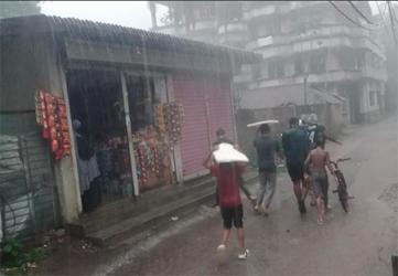 Heavy rainfall on the coast due to high air pressure in the North Bay of Bengal, warning signal number 03 at Payra port