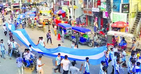 2,000 feet Argentina flag draws massive crowd in Chuadanga