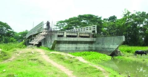 Five years on, unfinished bridge leaves Patuakhali residents stranded