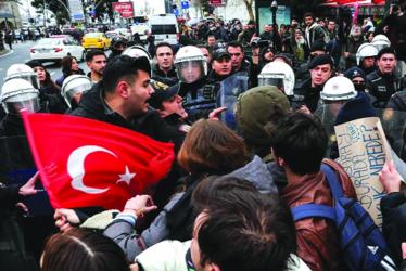 Turkish Politicians Differ on Balancing Economic Growth 