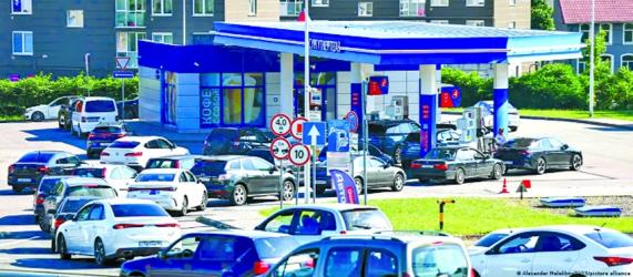 Gas queues grow as Ukraine targets Russia\'s fuel supply
