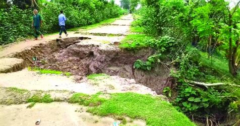 Erosion takes serious turn  as Gaibandha flood protection dam collapsed