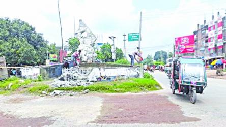 Bir Sreshtho Hamidur Rahman\'s sculpture  being demolished in Jhenaidah
