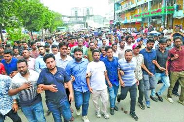 Entire Country Witnesses Scary Clashes Between Chhatra Dal and Shibir