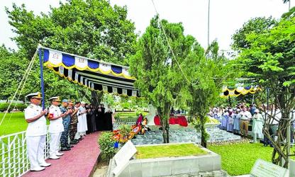 Zubaida Rahman pays tribute at her father\'s grave