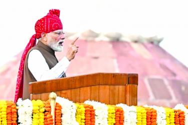 Modi threatens to target \'intellectual Naxals\'