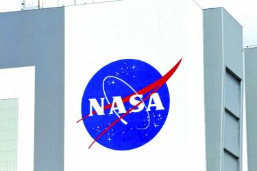 Trump pledges \'golden age\' of space travel