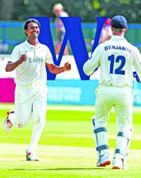 BD's Hasan Mahmud shins with ball as Kent beat Worcestershire