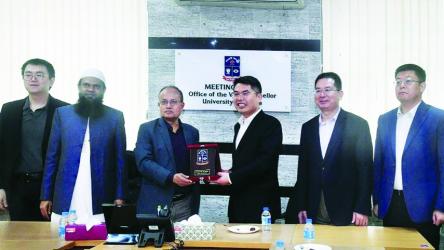 SIIS vice-president pays courtesy call on DU VC