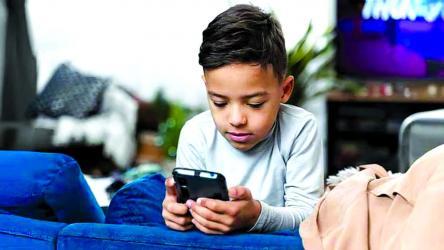 Smartphones  at 12 raise  eating disorder risk: Study