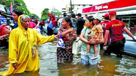 Thailand floods force thousands into shelters