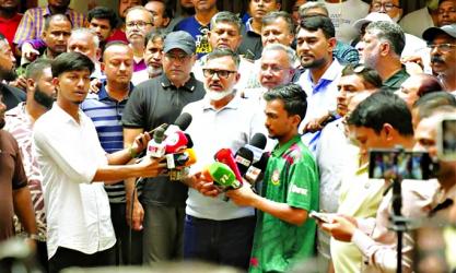DNCC warns serious action if footpaths are reoccupied