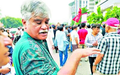 Cops charge baton, several demonstrators injured