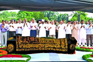 PM attends Salah Uddin Ahmed\'s namaz-e-janaza