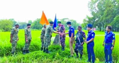 BSF hands over two Bangladesh policemen  to BGB