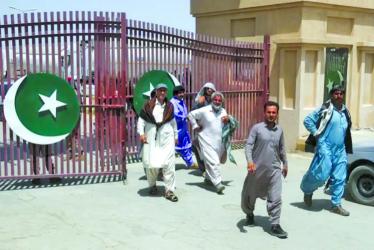 Pakistan suspends Iran border trade