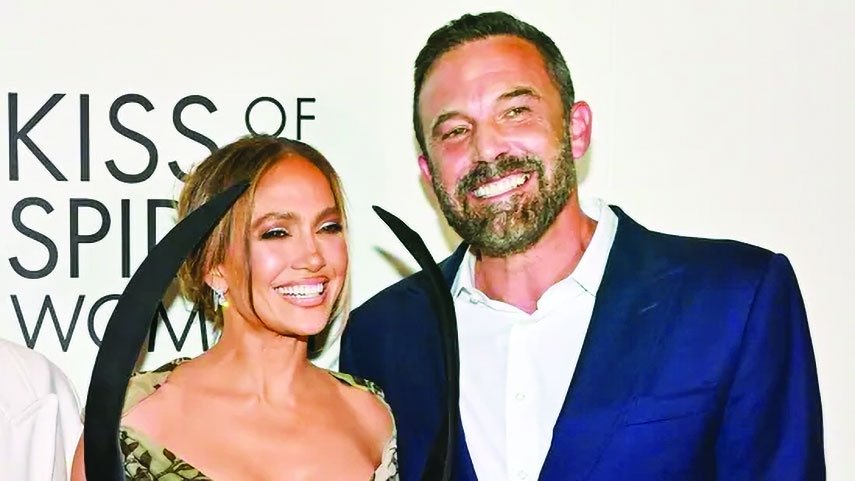 Jennifer Lopez and Ben Affleck get cosy as they reunite movie outing 