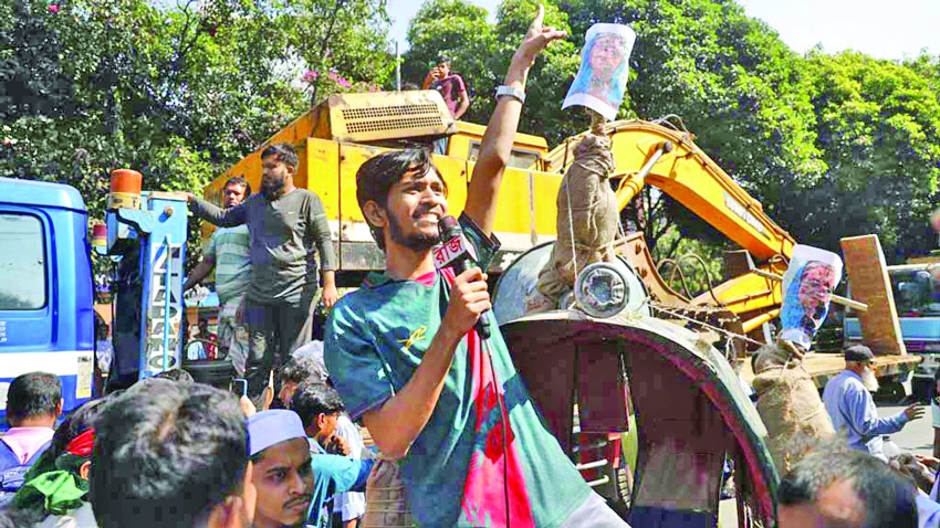 Vandals flee Dhanmondi 32 amid baton strikes, stun grenades