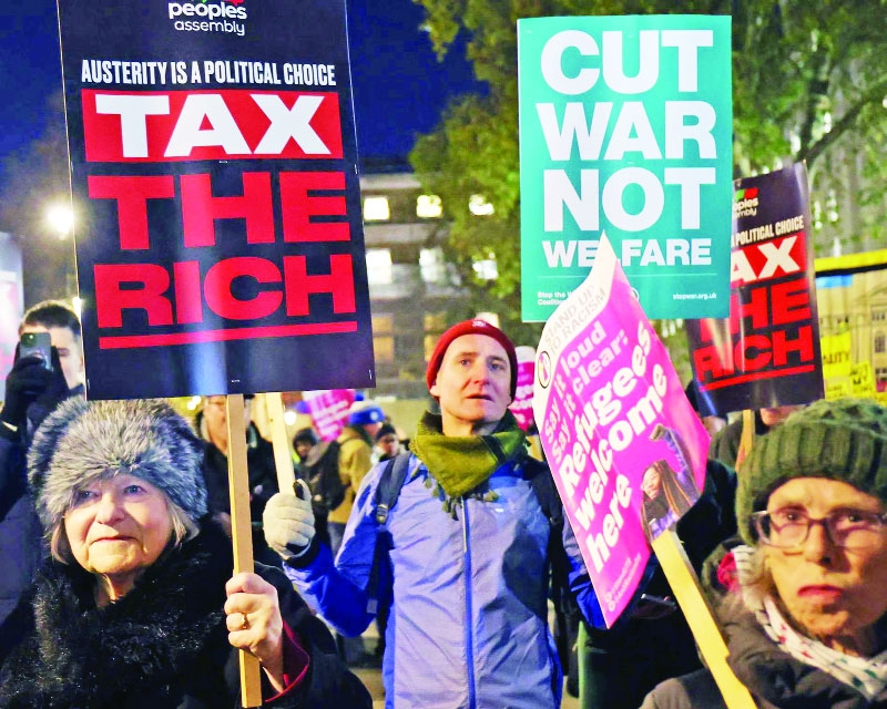 Budget forecasts  cause borrowing costs  to fall in UK