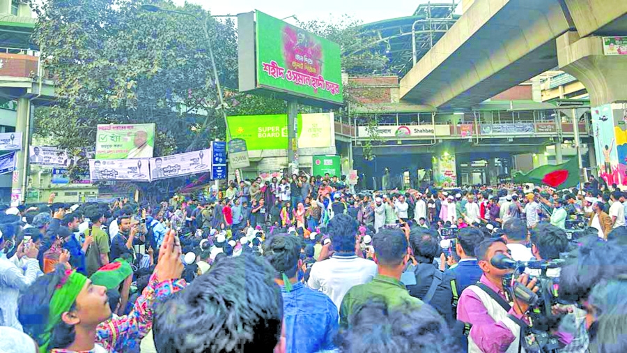 Police, Inqilab Moncha supporters clash