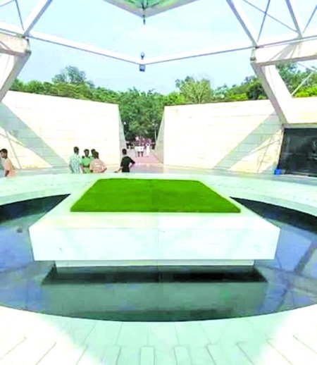 Zia's Mausoleum Needs More Cautious Supervision and Sharper Maintenance